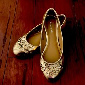 Gold shoes, very pretty with flowers. Brand new, never worn. No box.